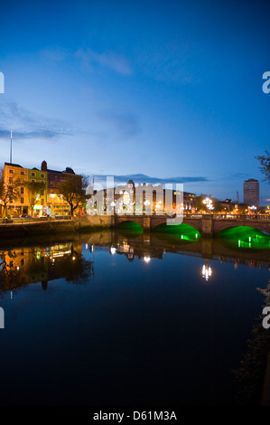 Vertical downstream view of the O'Connell Bridge or Droichead Uí Chonaill crossing the River Liffey in Dublin at night. Stock Photo