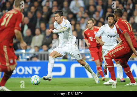 Madrid's Cristiano Ronaldo (C) runs with the ball during the Champions League semi final second leg soccer match between Real Madrid and FC Bayern Munich at the Santiago Bernabeu stadium in Madrid, Spain, 25 April 2012. Photo: Andreas Gebert dpa Stock Photo