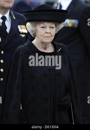 Queen Beatrix attends a wreath laying ceremony at the monument on de Dam at the WWII memorial in Amsterdam, The Netherlands, 04 May 2012. Photo: Albert Nieboer / NETHERLANDS OUT Stock Photo