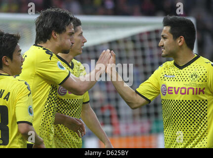 Dortmund's Mats Hummels (L) celebrates after scoring the 2-1 with his teammates Ilkay Gündogan (R) during the German DFB Cup final soccer match between Borussia Dortmund and FC Bayern Munich at the Olympic Stadium in Berlin, Germany, 12 May 2012. Photo: Kay Nietfeld dpa/lbn (ATTENTION: The DFB prohibits the utilisation and publication of sequential pictures on the internet and othe Stock Photo