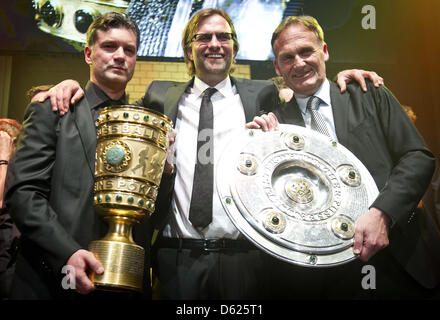 Berlin/ Fussball, Finale DFB-Pokal, Saison 2011/2012, Siegesfeier von Borussia Dortmund, Sonntag (13.05.2012), Berlin: Sportdirektor Michael Zorc (v.l.), Trainer Juergen Klopp und Geschaeftsfuehrer Hans-Joachim Watzke posieren mit dem DFB-Pokal und der Meisterschale. Nach dem torreichsten Finale seit 26 Jahren gewann Borussia Dortmund den DFB-Pokal mit einem 5:2-Sieg über den FC Ba Stock Photo