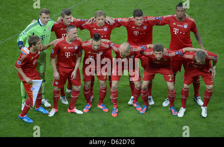Munich's team (back L-R) goalkeeper Manuel Neuer, Toni Kroos, Anatoliy Tymoshchuk, Mario Gomez, Jerome Boateng (front L-R) Philipp Lahm, Franck Ribéry, Diego Contento, Arjen Robben, Thomas Mueller, Bastian Schweinsteiger pose for a team photo prior to the UEFA Champions League soccer final between FC Bayern Munich and FC Chelsea at Fußball Arena München in Munich, Germany, 19 May 2 Stock Photo