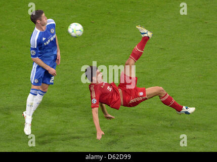 Munich's Mario Gomez (R) and Chelsea's Gary Cahill vie for the ball during the UEFA Champions League soccer final between FC Bayern Munich and FC Chelsea at Fußball Arena München in Munich, Germany, 19 May 2012. Photo: Peter Kneffel dpa/lby Stock Photo