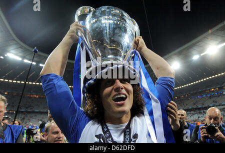 Chelsea's David Luiz celebrates with the trophy after the UEFA Champions League soccer final between FC Bayern Munich and FC Chelsea at Fußball Arena München in Munich, Germany, 19 May 2012. Photo: Tobias Hase dpa/lby  +++(c) dpa - Bildfunk+++ Stock Photo
