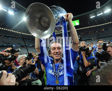 Chelsea's John Terry celebrates with the trophy after the UEFA Champions League soccer final between FC Bayern Munich and FC Chelsea at Fußball Arena München in Munich, Germany, 19 May 2012. Photo: Tobias Hase dpa/lby  +++(c) dpa - Bildfunk+++ Stock Photo