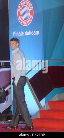 Bayern Munich's Manuel Neuer leaves the FC Bayern Munich after party at Postpalast in Munich, Germany, 20 May 2012. Bayern Muenchen lost the Champions League final match against FC Chelsea in a penalty shoot out at the Fussball Arena on 19 May 2012 in Munich. Photo: Felix Hoerhager Stock Photo