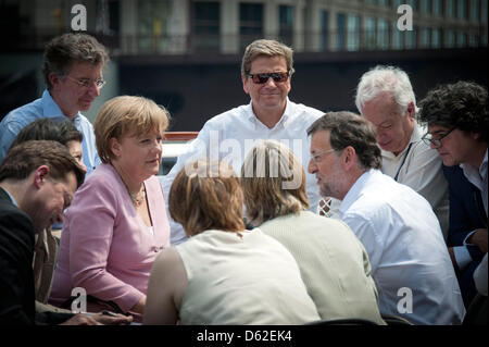 HANDOUT - Bundeskanzlerin Angela Merkel und der spanische Ministerpräsident Mariano Rajoy (r) unterhalten sich am Sonntag (20.05.2012) vor Beginn des NATO-Gipfels in Chicago. In der Mitte Außenminister Guido Westerwelle. Foto: Pool/Bundesregierung/Bergmann Stock Photo