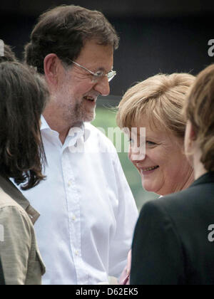 HANDOUT - Bundeskanzlerin Angela Merkel und der spanische Ministerpräsident Mariano Rajoy (l) unterhalten sich am Sonntag (20.05.2012) vor Beginn des NATO-Gipfels in Chicago. Foto: Pool/Bundesregierung/Bergmann Stock Photo