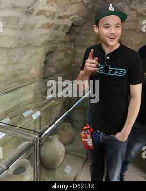 German singer Roman Lob visits a temple in Baku, Azerbaijan, 21 May 2012. Lob will perform at the Eurovision Song Contest on 26 May 2012. Photo: Joerg Carstensen Stock Photo