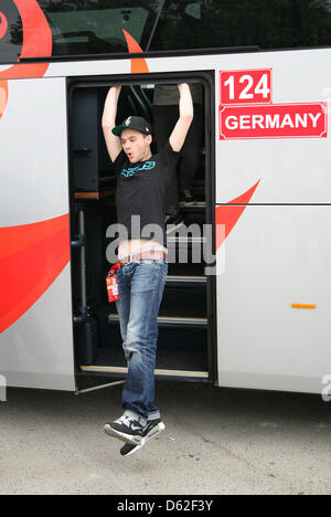 German singer Roman Lob takes part in a bus trip to a temple in Baku, Azerbaijan, 21 May 2012. Lob will perform at the Eurovision Song Contest on 26 May 2012. Photo: Joerg Carstensen Stock Photo