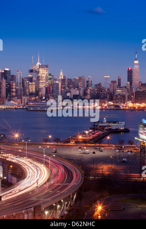 LINCOLN TUNNEL ENTRY RAMP NEW JERSEY MIDTOWN SKYLINE HUDSON RIVER MANHATTAN NEW YORK CITY USA Stock Photo