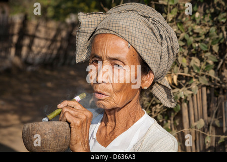 Old woman smoking a cheroot, Minnanthu, Bagan, Myanmar, (Burma) Stock Photo