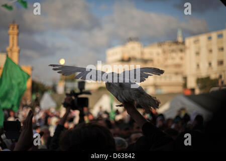 Gaza strip, Gaza City. 11th April 2013.Hamas women and children rally for prisoners held in Israel. Credit: Ahmed Deeb / Alamy Live News Stock Photo