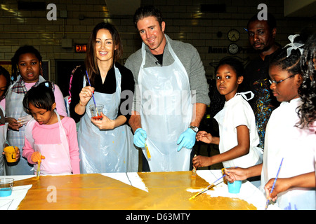 Jennifer Cooper and Chase Utley attend the Legends Reception during  Photo d'actualité - Getty Images