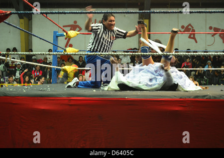 Female wrestling action in La Paz, Bolivia Stock Photo