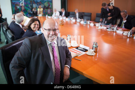 German Minister of the Environment Peter Altmaier (CDU) awaits the start of the cabinet meeting at the Federal Chancellery in Berlin, Germany, 23 May 2012. German Minister of Agriculture Ilse Aigner (CSI) sits behind him. The cabinet will discuss the Federal Government Report on Research and Innovation as well as the law on reducing the 'cold progression'. Photo: MICHAEL KAPPELER Stock Photo