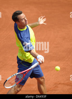 German tennis pro Philipp Kohlschreiber serves the ball against Croatia's Zovko during the Tennis World Team Cup match between Germany and Croatia at the Rochusclub in Duesseldorf, Germany, 23 May 2012.   Photo: Caroline Seidel