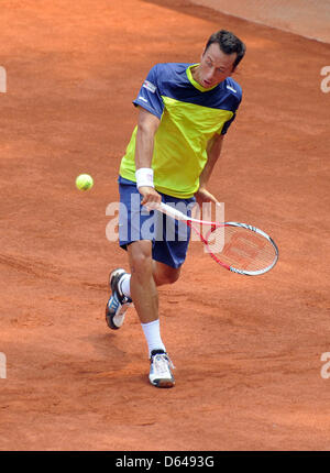 German tennis pro Philipp Kohlschreiber serves the ball against Croatia's Zovko during the Tennis World Team Cup match between Germany and Croatia at the Rochusclub in Duesseldorf, Germany, 23 May 2012.   Photo: Caroline Seidel