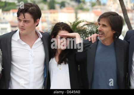 Actor Sam Riley, director Walter Salles and actress Kristen Stewart pose at the photocall of 'On The Road' during the 65th Cannes Film Festival at Palais des Festivals in Cannes, France, on 23 May 2012. Photo: Hubert Boesl Stock Photo