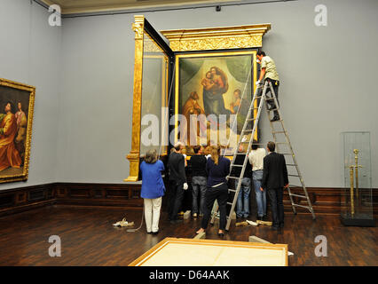 Specialists move the Sixtine Madonna by Raffael to the Gobelin Room at the Gemaeldegalerie Alte Meister in Dresden, Germany, 23 May 2012. The gallery shows a special exhibition on the occasion of the painting's 500th anniverary from 26 May until 26 August 2012. Photo: Matthias Hiekel Stock Photo