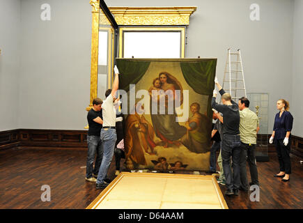 Specialists move the Sixtine Madonna by Raffael to the Gobelin Room at the Gemaeldegalerie Alte Meister in Dresden, Germany, 23 May 2012. The gallery shows a special exhibition on the occasion of the painting's 500th anniverary from 26 May until 26 August 2012. Photo: Matthias Hiekel Stock Photo