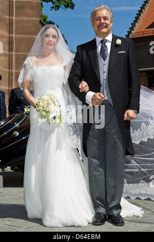 The bride Melissa Eliyesil arrives at the Martin-Luther church with her father Necmettin Eliyesil pior to her church wedding with Count Charles von Faber-Castell in Stein, Germany, 26 May 2012. Besides relatives and close friends, guests from different countries are expected to attend the ceremony. Photo: Daniel Karmann Stock Photo