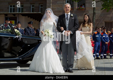 The bride Melissa Eliyesil arrives at the Martin-Luther church with her father Necmettin Eliyesil pior to her church wedding with Count Charles von Faber-Castell in Stein, Germany, 26 May 2012. Besides relatives and close friends, guests from different countries are expected to attend the ceremony. Photo: Daniel Karmann Stock Photo