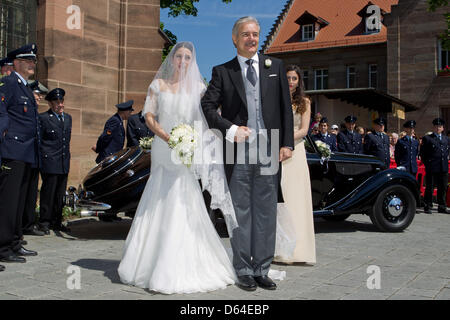 The bride Melissa Eliyesil arrives at the Martin-Luther church with her father Necmettin Eliyesil pior to her church wedding with Count Charles von Faber-Castell in Stein, Germany, 26 May 2012. Besides relatives and close friends, guests from different countries are expected to attend the ceremony. Photo: Daniel Karmann Stock Photo