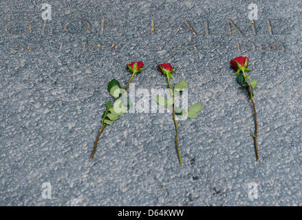 The grave of the assassinated Swedish politician, Olof Palme (!927-1986) is pictured in the Adolf Friedrich Church Cemetery in Stockholm, Sweden, 19 May 2012. Photo: Britta Pedersen Stock Photo