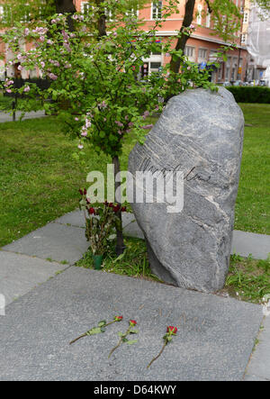 The grave of the assassinated Swedish politician, Olof Palme (1927-1986) is pictured in the Adolf Friedrich Church Cemetery in Stockholm, Sweden, 19 May 2012. Photo: Britta Pedersen Stock Photo