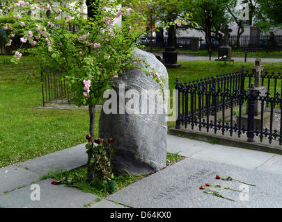 The grave of the assassinated Swedish politician, Olof Palme (1927-1986) is pictured in the Adolf Friedrich Church Cemetery in Stockholm, Sweden, 19 May 2012. Photo: Britta Pedersen Stock Photo