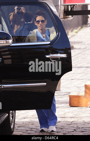 Halle Berry on the set of her new film 'New Year's Eve', shooting in Manhattan New York City, USA - 08.03.11 Stock Photo