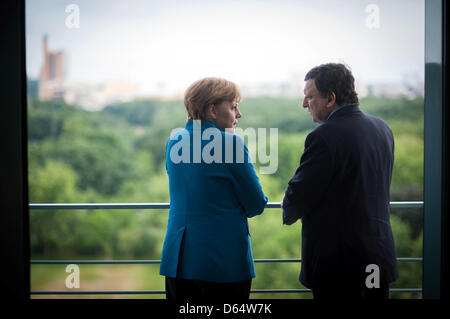 HANDOUT - Bundeskanzlerin Angela Merkel und EU-Kommssionspräsident Jose Manuel Barroso unterhalten sich am Montag (04.06.2012) zu Beginn ihres Treffens im Bundeskanzleramt in Berlin mit Blick auf den Tiergarten. Foto: Pool / Bundesregierung / Guido Bergmann dpa Stock Photo