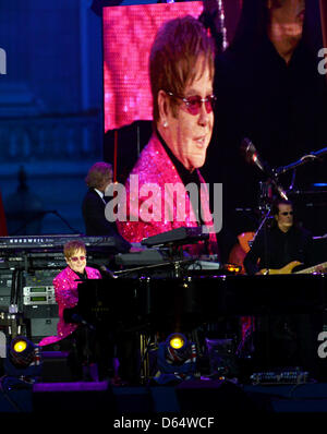 British singer Elton John performs at the BBC concert in London, 04 June 2012. The concert outside Buckingham Palace is part of the celebrations to mark the 60th throne anniversary of Queen Elizabeth II. Photo: Tobias Hase Stock Photo
