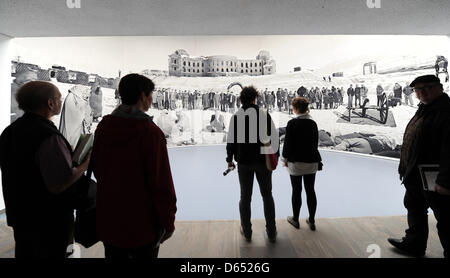 Visitors view a tapestry by Polish artist Goshka Macuga at Museum Fridericianum during the art exhibition documenta (13) in Kassel, Germany, 09 June 2012. Documenta (13) was officially opened today and will end on 16 September 2012. Photo: Uwe Zucchi Stock Photo
