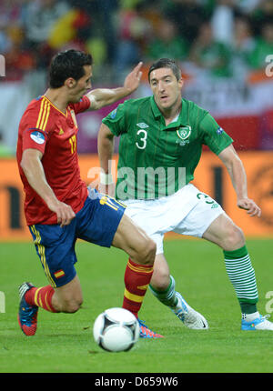 Spain's Alvaro Arbeloa and Ireland's Stephen Ward vie for the ball during the UEFA EURO 2012 group C soccer match Spain vs Republic of Ireland at Arena Gdansk in Gdansk, Poland, 14 June 2012. Photo: Andreas Gebert dpa (Please refer to chapters 7 and 8 of http://dpaq.de/Ziovh for UEFA Euro 2012 Terms & Conditions) Stock Photo