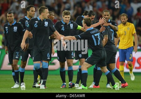 England's Theo Walcott (2R) celebrates with the team after scoring the 2-2 during the UEFA EURO 2012 group D soccer match Sweden vs England at NSC Olimpiyskiy Olympic stadium in Kyiv, Kiev, the Ukraine, 15 June 2012. Photo: Thomas Eisenhuth dpa (Please refer to chapters 7 and 8 of http://dpaq.de/Ziovh for UEFA Euro 2012 Terms & Conditions)  +++(c) dpa - Bildfunk+++ Stock Photo