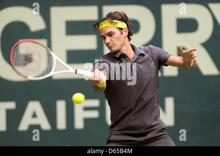 Switzerland's tennis player Roger Federer hits the ball against Russia's Juschni at the ATP Tennis Tournament Gerry Weber Open in Halle, Germany, 16 June 2012. Photo: Christian Weische Stock Photo