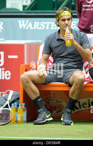 Switzerland's tennis player Roger Federer drinks during the ATP Tennis Tournament Gerry Weber Open against Russia's Juschni in Halle, Germany, 16 June 2012. Photo: Christian Weische Stock Photo