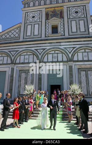 Dutch Princess Maria Carolina de Bourbon de Parme (L) and Albert Brenninkmeijer leave the Basilica di San Miniato al Monte after their wedding in Florence, Italy, 16 June 2012. Photo: Albert Nieboer - NETHERLANDS OUT Stock Photo