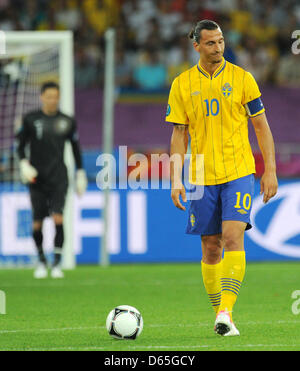 Sweden's Zlatan Ibrahimovic walks on the pitch during UEFA EURO 2012 group D soccer match Sweden vs France at NSC Olimpiyskiy Olympic stadium in Kiev, the Ukraine, 18 June 2012. Photo: Thomas Eisenhuth dpa (Please refer to chapters 7 and 8 of http://dpaq.de/Ziovh for UEFA Euro 2012 Terms & Conditions) Stock Photo