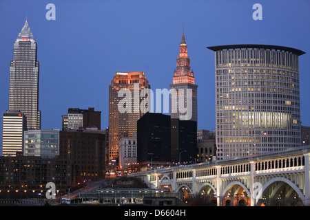 CUYAHOGA RIVER SETTLERS LANDING PARK DOWNTOWN SKYLINE CLEVELAND OHIO USA Stock Photo