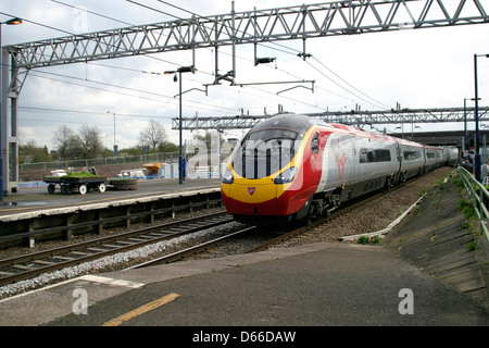 390030 Pendalino Virgin trains, Nuneaton Train Station, Warwickshire, England Stock Photo