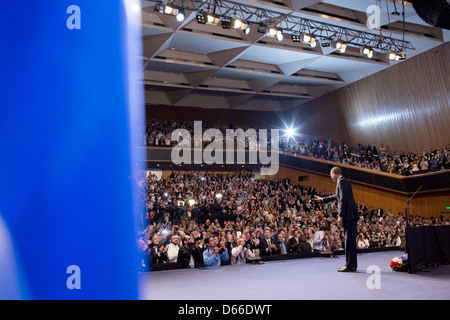 US President Barack Obama waves to the audience after delivering remarks at the Jerusalem Convention Center March 21, 2013 in Jerusalem, Israel. Stock Photo