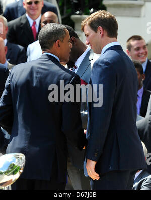 United States President Barack Obama shakes hands with Quarterback Eli Manning following the ceremony welcoming the Super Bowl Champion New York Giants to the White House in Washington, D.C., USA, 8 June 2012. Photo:.Credit: Ron Sachs / CNP.(RESTRICTION: NO New York or New Jersey Newspapers or newspapers within a 75 mile radius of New York City) Stock Photo