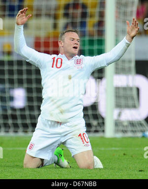 England's Wayne Rooney reacts during UEFA EURO 2012 quarterfinal soccer match England vs Italy at NSC Olimpiyskiy Olympic stadium in Kyiv, Kiev, Ukraine, 24 June 2012. Photo: Thomas Eisenhuth dpa (Please refer to chapters 7 and 8 of http://dpaq.de/Ziovh for UEFA Euro 2012 Terms & Conditions)  +++(c) dpa - Bildfunk+++ Stock Photo