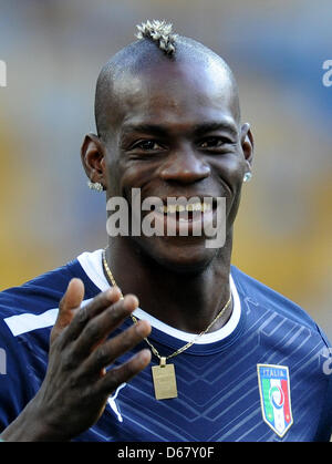 Italy's Mario Balotelli gestures during a training session of the Italian national soccer team at NSC Olimpiyskiy Olympic stadium in Kyiv, Kiev, the Ukraine, 30 June 2012. Photo: Thomas Eisenhuth dpa (Please refer to chapters 7 and 8 of http://dpaq.de/Ziovh for UEFA Euro 2012 Terms & Conditions)  +++(c) dpa - Bildfunk+++ Stock Photo