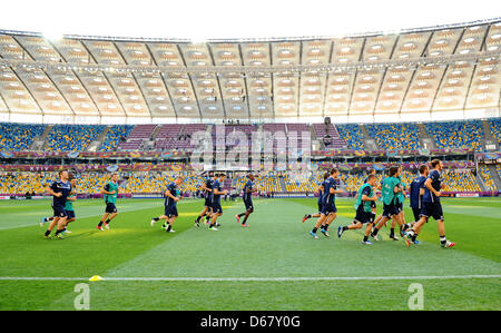 Players of team Italy run across the pitch during a training session of the Italian national soccer team at NSC Olimpiyskiy Olympic stadium in Kyiv, Kiev, the Ukraine, 30 June 2012. Photo: Thomas Eisenhuth dpa (Please refer to chapters 7 and 8 of http://dpaq.de/Ziovh for UEFA Euro 2012 Terms & Conditions) Stock Photo