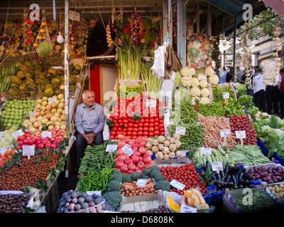 Türkei, Istanbul, Kadiköy, Günesli Bahce Sokak, Obst-und Gemüsegeschäft Stock Photo
