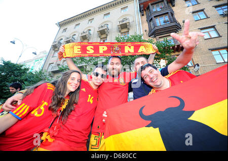 Spanish fans celebrate in Kyiv, Kiev, the Ukraine, 1 July 2012. Spain and Italy will play the final of the UEFA EURO 2012 at the Kiev Olympic Stadium later this evening.   Photo: Thomas Eisenhuth dpa  +++(c) dpa - Bildfunk+++ Stock Photo